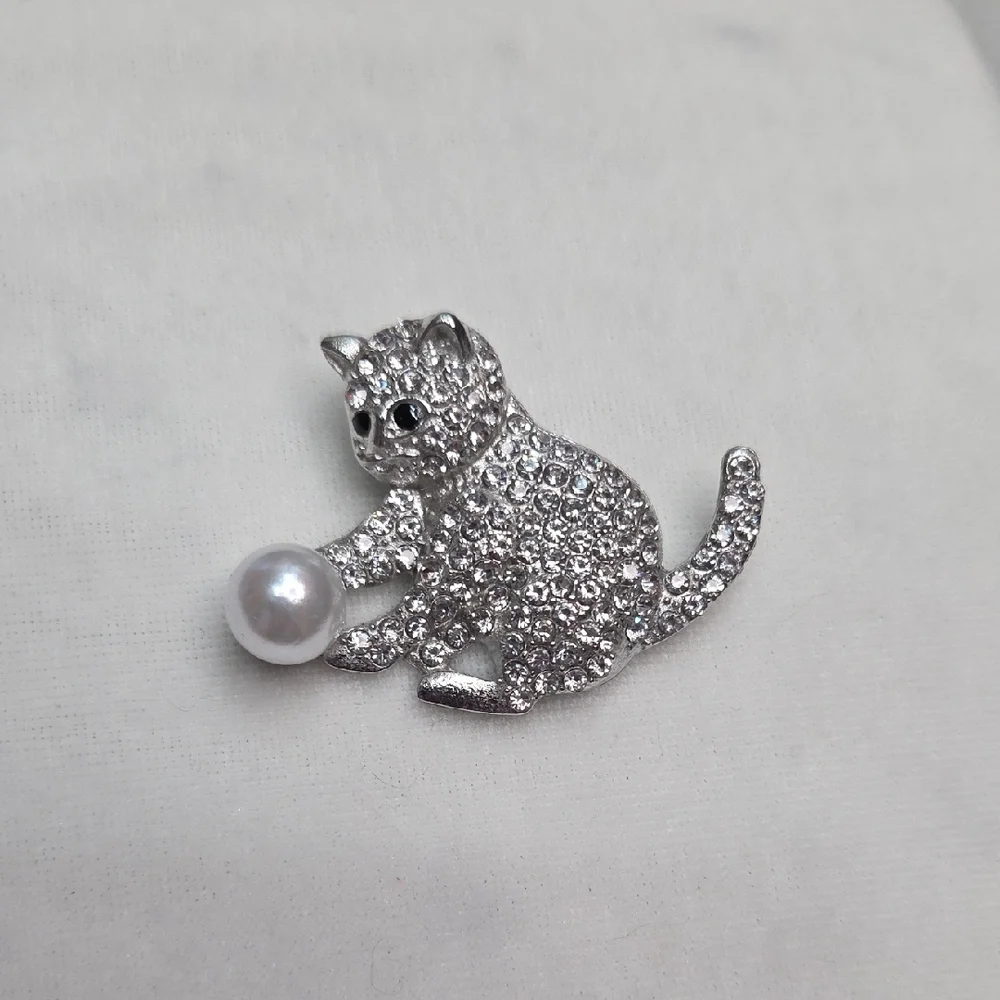 Women's Silver Cat With Ball Pearl Brooch Retro Style Pin Rhinestones Elegant